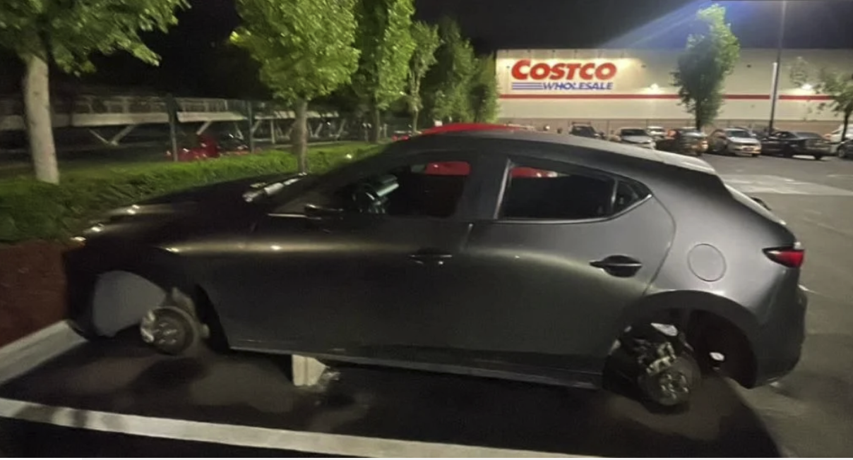 Un automovilista denunció el robo de los cuatro neumáticos de su vehículo en el estacionamiento de Costco.