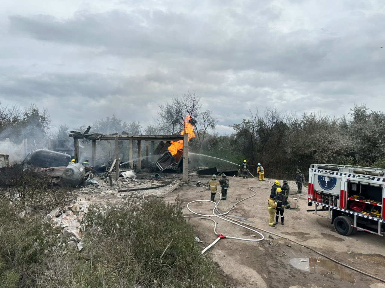 Explotan pipas de “huachigas” en Tepeaca; confirman tres hospitalizados y más de 2 mil evacuados