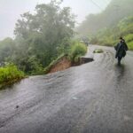 Por segundo día, las lluvias en la Sierra Negra de Puebla causaron derrumbes, cierres viales y un corte total de energía en Eloxochitlán y Zoquitlán.