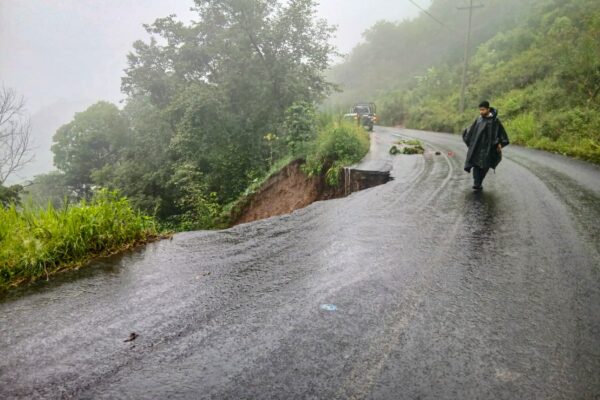 Por segundo día, las lluvias en la Sierra Negra de Puebla causaron derrumbes, cierres viales y un corte total de energía en Eloxochitlán y Zoquitlán.