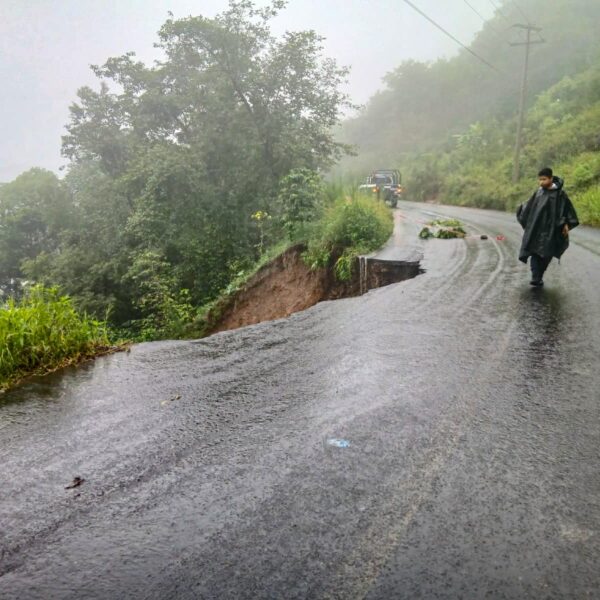 Por segundo día, las lluvias en la Sierra Negra de Puebla causaron derrumbes, cierres viales y un corte total de energía en Eloxochitlán y Zoquitlán.