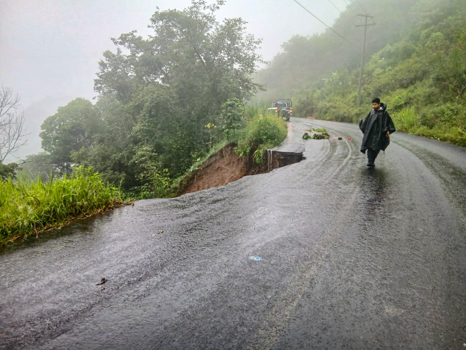 Por segundo día, las lluvias en la Sierra Negra de Puebla causaron derrumbes, cierres viales y un corte total de energía en Eloxochitlán y Zoquitlán.