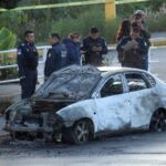 FGE aclara: solo había un cuerpo en el auto calcinado en la Laguna de Chapulco y descartó la existencia de un presunto mensaje criminal. FOTO: @imagenpoblana.