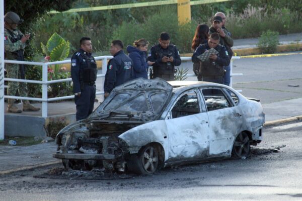 FGE aclara: solo había un cuerpo en el auto calcinado en la Laguna de Chapulco y descartó la existencia de un presunto mensaje criminal. FOTO: @imagenpoblana.