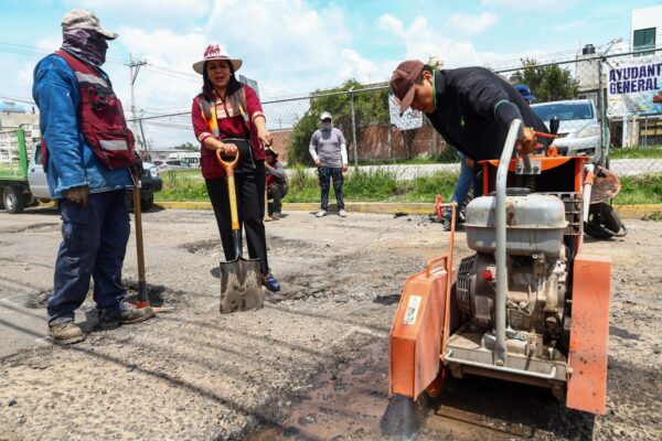 San Pedro Cholula estrena tres módulos de maquinaria para el programa histórico de bacheo.