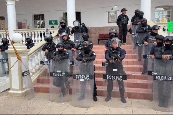 Fracasa diálogo en Acatlán; el estado toma control de la comuna y protege a alcaldesa.