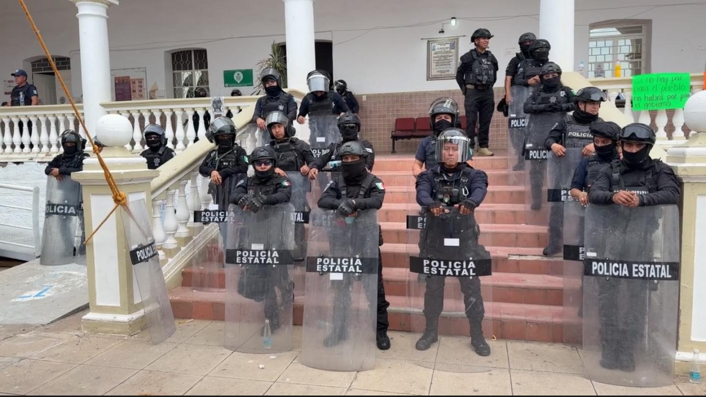 Fracasa diálogo en Acatlán; el estado toma control de la comuna y protege a alcaldesa.