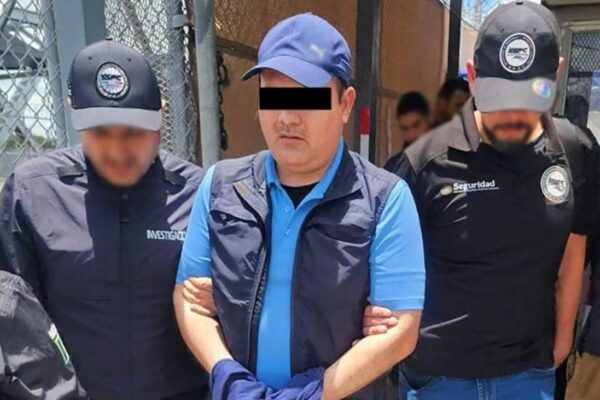 Un funcionario de la Agencia Nacional de Aduanas fue detenido tras una investigación por presuntos vínculos con delincuencia organizada. FOTO: SSPC.