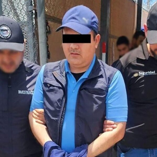 Un funcionario de la Agencia Nacional de Aduanas fue detenido tras una investigación por presuntos vínculos con delincuencia organizada. FOTO: SSPC.