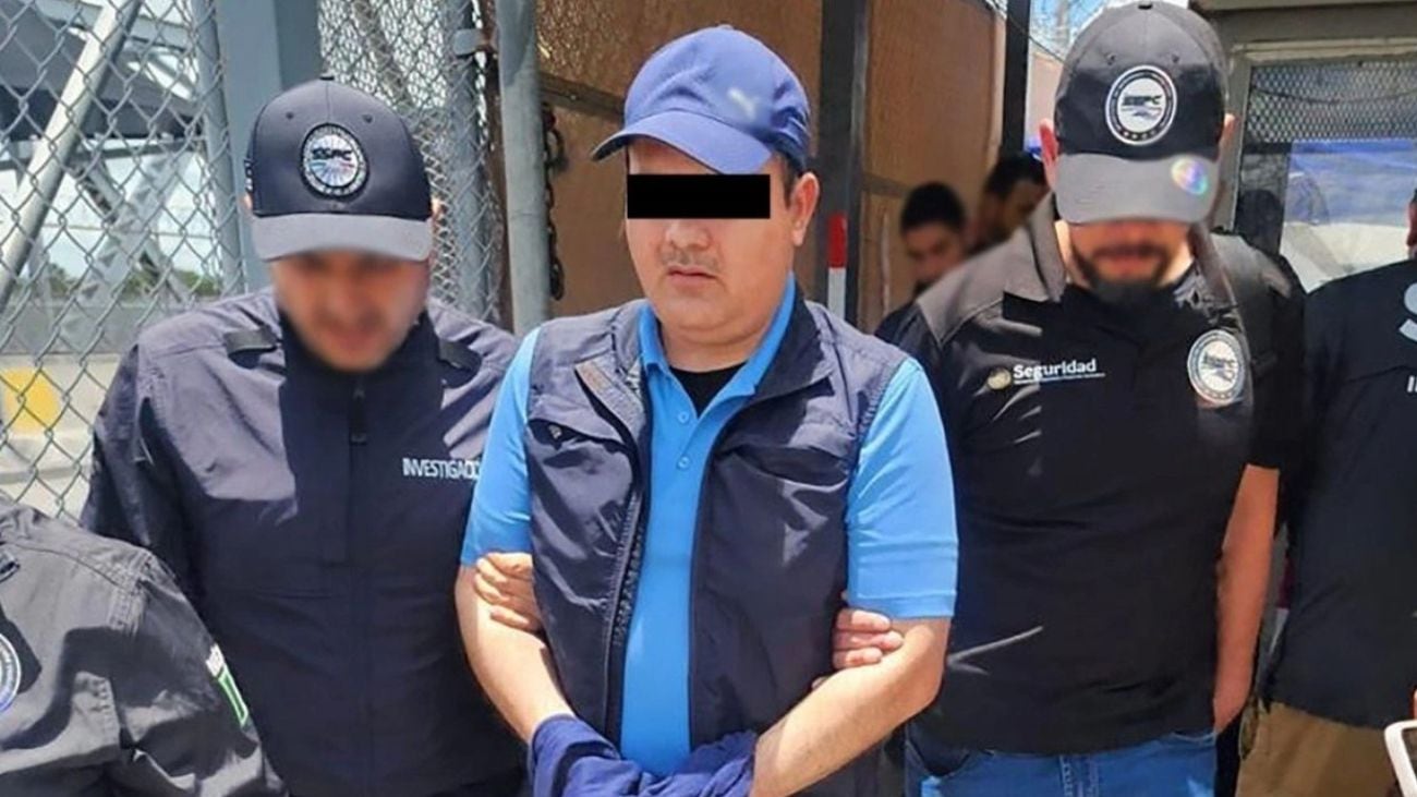 Un funcionario de la Agencia Nacional de Aduanas fue detenido tras una investigación por presuntos vínculos con delincuencia organizada. FOTO: SSPC.