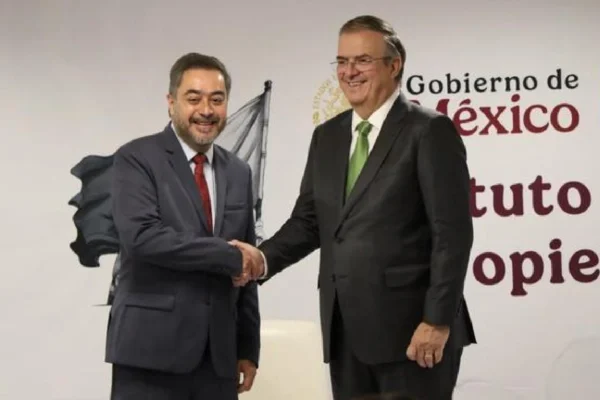 Marcelo Ebrard formalizó la llegada de Vidal Llerenas a la dirección del IMPI; apostando por acelerar el registro de patentes con 500 nuevas plazas.