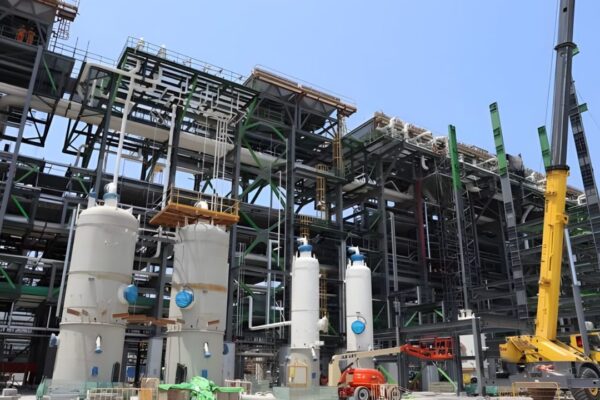 Pemex anunció una inversión de 93 mil millones de pesos para reactivar la industria petroquímica y de fertilizantes en Veracruz entre 2026 y 2030. FOTO: Forbes.