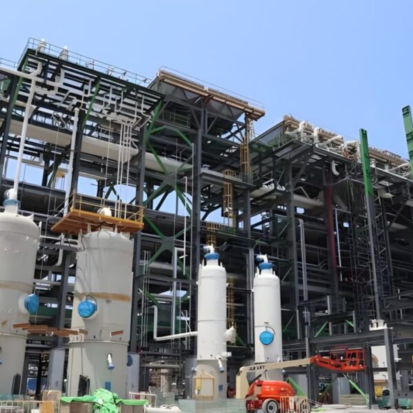 Pemex anunció una inversión de 93 mil millones de pesos para reactivar la industria petroquímica y de fertilizantes en Veracruz entre 2026 y 2030. FOTO: Forbes.