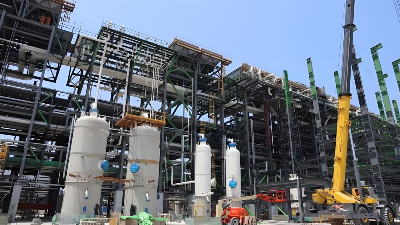 Pemex anunció una inversión de 93 mil millones de pesos para reactivar la industria petroquímica y de fertilizantes en Veracruz entre 2026 y 2030. FOTO: Forbes.