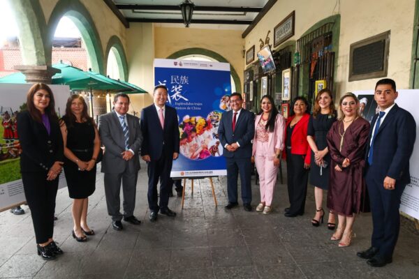 Tonantzin Fernández recibe al embajador de China e inaugura exposición cultural en Cholula.