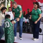 Cientos de aficionados se reunieron en el Zócalo de Puebla para intercambiar estampas mundialistas.