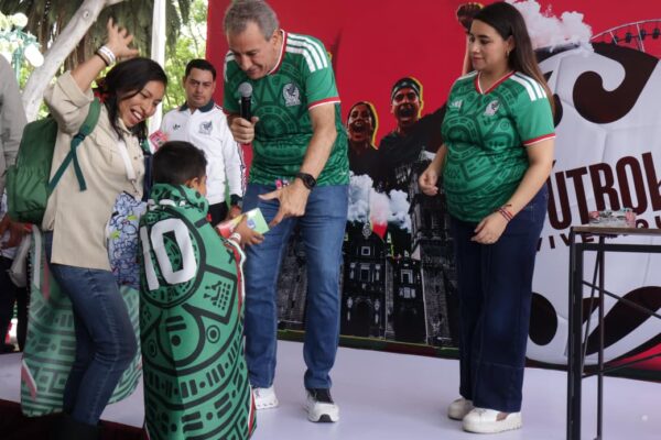 Cientos de aficionados se reunieron en el Zócalo de Puebla para intercambiar estampas mundialistas.