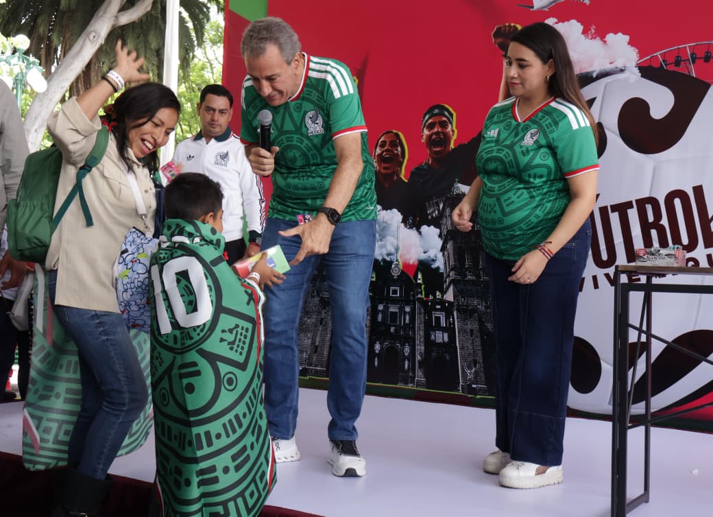 Megaintercambio de estampas del Mundial 2026 reúne a cientos de aficionados en el Zócalo de Puebla