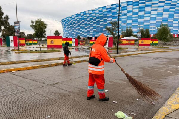 Personal del Ayuntamiento de Puebla desplegó un operativo especial para limpiar los alrededores del Estadio Cuauhtémoc tras el España vs Perú.