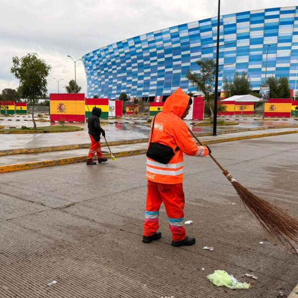Personal del Ayuntamiento de Puebla desplegó un operativo especial para limpiar los alrededores del Estadio Cuauhtémoc tras el España vs Perú.