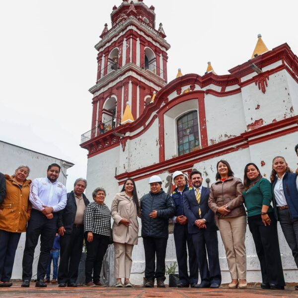 Tonantzin Fernández entregó pintura y herramientas para apoyar la rehabilitación de las fachadas de la Parroquia de San Pedro.