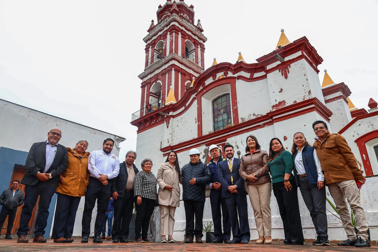 Tonantzin Fernández entregó pintura y herramientas para apoyar la rehabilitación de las fachadas de la Parroquia de San Pedro.
