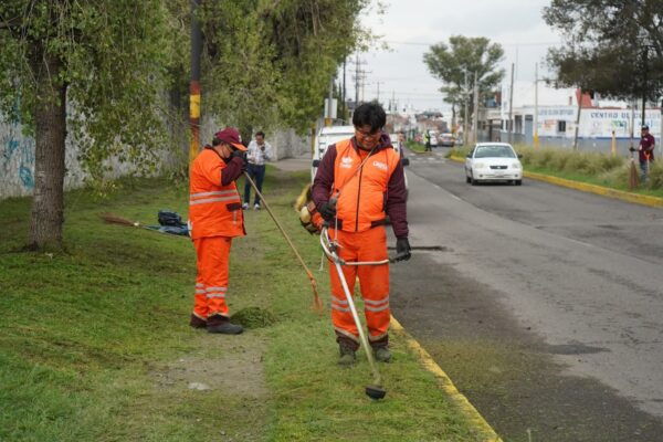 Las acciones de mantenimiento urbano continúan con una jornada integral de limpieza en la zona del Seminario Palafoxiano, en la colonia El Porvenir.