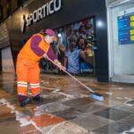 Ayuntamiento de Puebla alista el Zócalo con limpieza profunda para proyectar el partido inaugural.