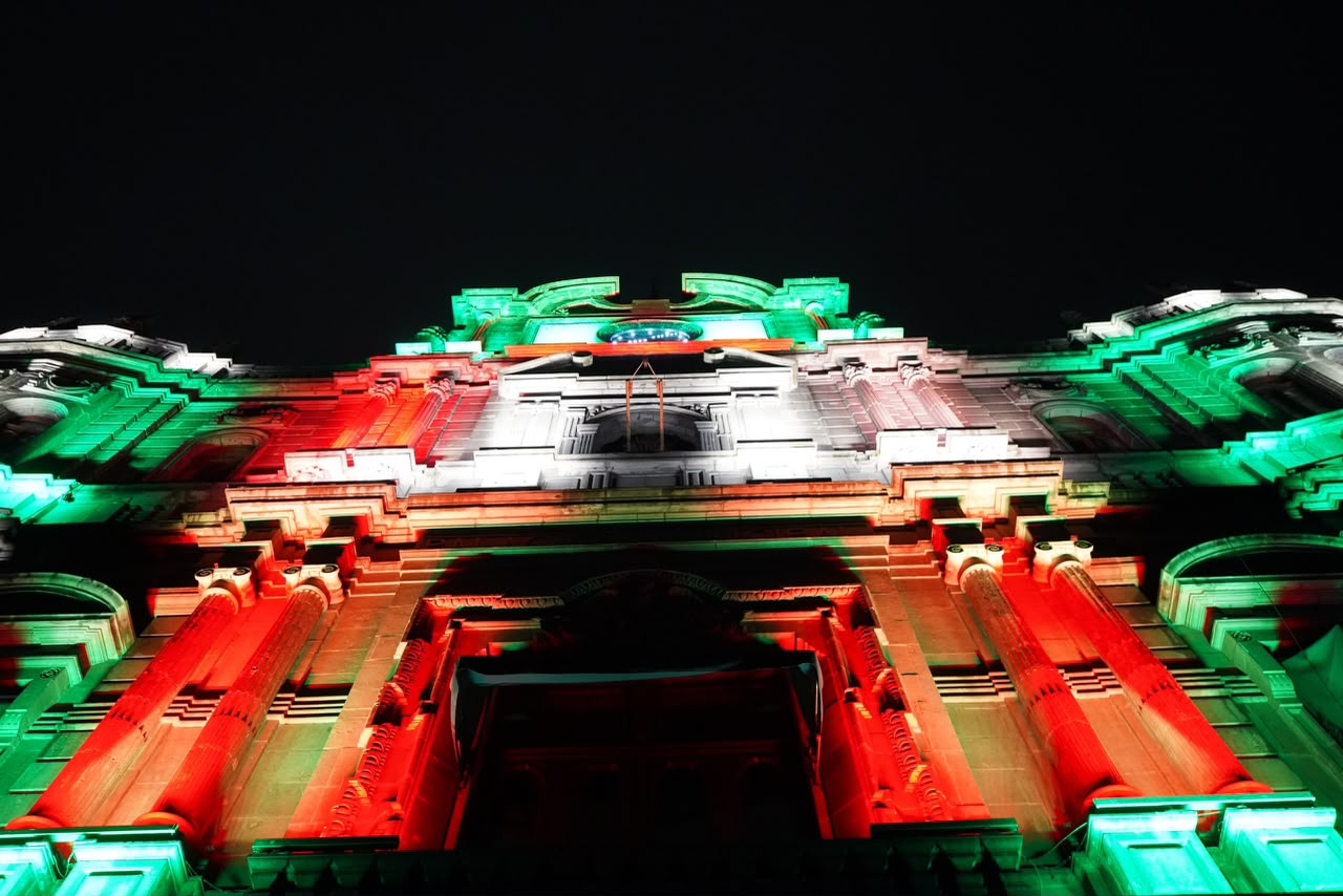 Pepe Chedraui enciende la nueva iluminación LED del Palacio Municipal de Puebla.