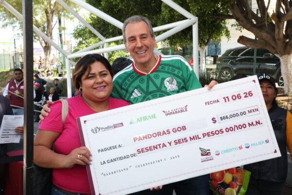 Entregan cheques de "Tu Crédito Imparable" para incentivar la economía de San Jerónimo Caleras.