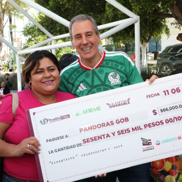 Entregan cheques de "Tu Crédito Imparable" para incentivar la economía de San Jerónimo Caleras.
