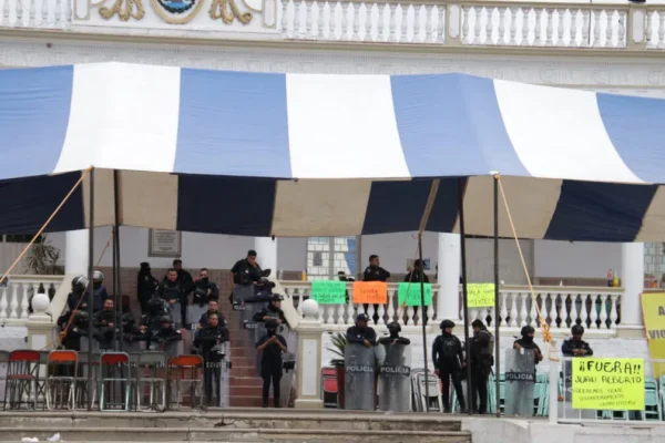 FGE investiga a regidores de Acatlán por intento de secuestro; la SSP toma el control del municipio.