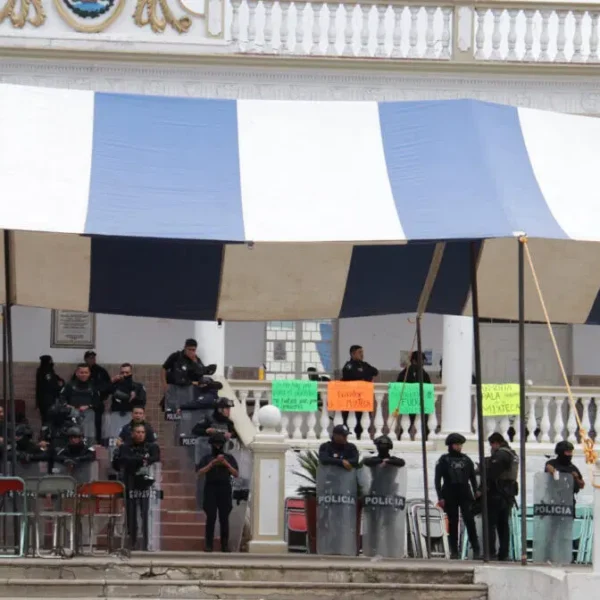 FGE investiga a regidores de Acatlán por intento de secuestro; la SSP toma el control del municipio.