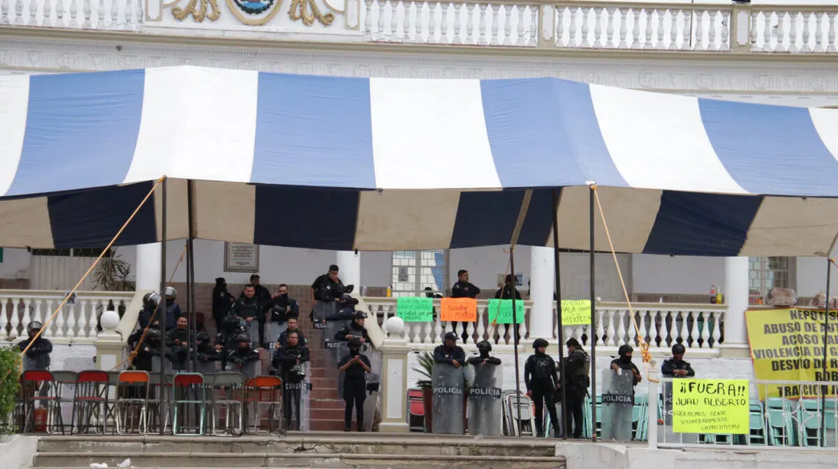 FGE investiga a regidores de Acatlán por intento de secuestro; la SSP toma el control del municipio.