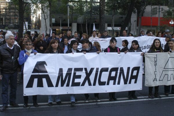 Extrajadores de Mexicana de Aviación advirtieron que podrían realizar protestas en aeropuertos y eventos públicos a días del Mundial; exigen pagos pendientes. FOTO: Cuartoscuro.