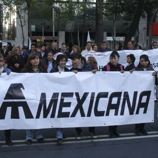 Extrajadores de Mexicana de Aviación advirtieron que podrían realizar protestas en aeropuertos y eventos públicos a días del Mundial; exigen pagos pendientes. FOTO: Cuartoscuro.