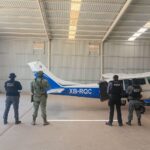 Una operación coordinada entre fuerzas federales y autoridades de Baja California derivó en el aseguramiento de una aeronave, droga, armamento y vehículos. FOTO: Defensa.