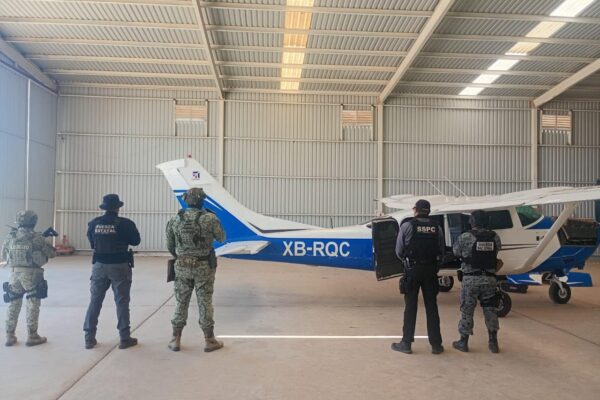 Una operación coordinada entre fuerzas federales y autoridades de Baja California derivó en el aseguramiento de una aeronave, droga, armamento y vehículos. FOTO: Defensa.