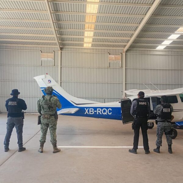 Una operación coordinada entre fuerzas federales y autoridades de Baja California derivó en el aseguramiento de una aeronave, droga, armamento y vehículos. FOTO: Defensa.