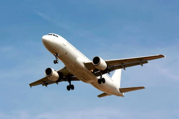 La IATA prevé que las ganancias de las aerolíneas caigan casi 50% en 2026 por el aumento en el costo de la turbosina. FOTO: vía Ultrimax.