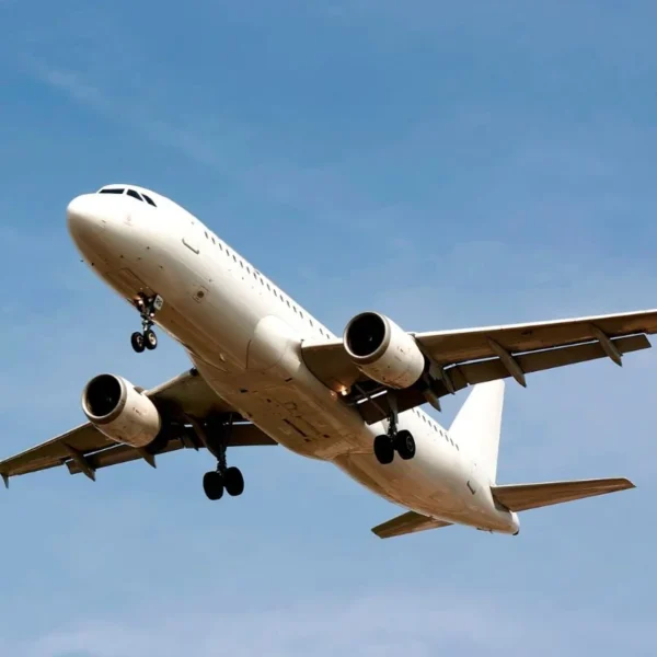La IATA prevé que las ganancias de las aerolíneas caigan casi 50% en 2026 por el aumento en el costo de la turbosina. FOTO: vía Ultrimax.