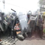 Una marcha de colectivos antimundialistas y estudiantes de la UNAM terminó en enfrentamientos con policías capitalinos cerca del Estadio CDMX, FOTO: vía La Verdad Sureste.