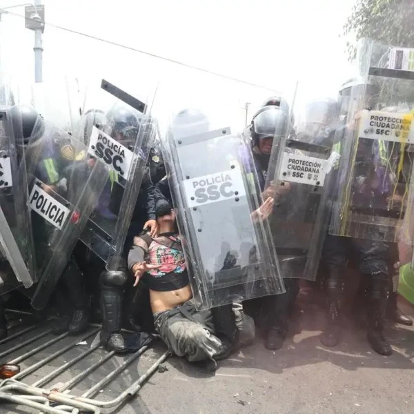 Una marcha de colectivos antimundialistas y estudiantes de la UNAM terminó en enfrentamientos con policías capitalinos cerca del Estadio CDMX, FOTO: vía La Verdad Sureste.