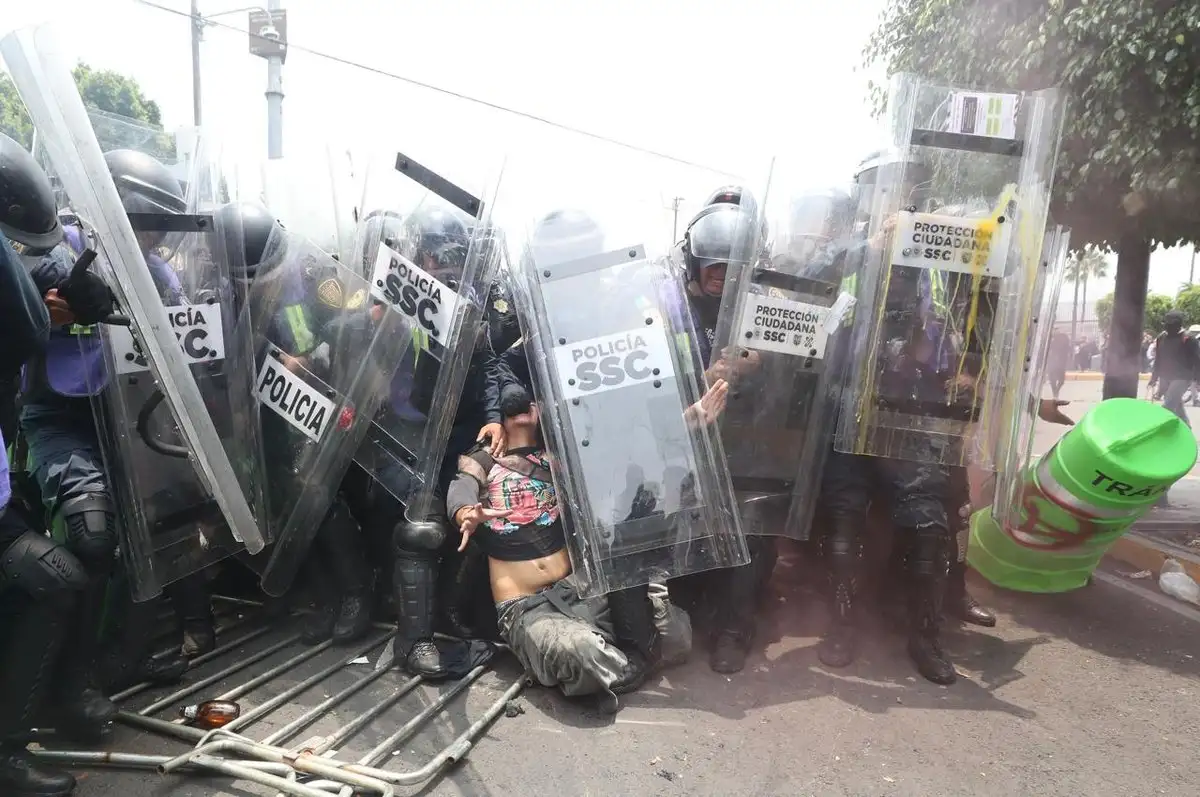Enfrentamiento entre manifestantes y policías deja detenidos y lesionados cerca del Estadio CDMX
