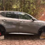 Un Alfa Romeo fue desvalijado mientras permanecía estacionado cerca del Deportivo Quetzalcóatl, previo a la carrera del Día del Padre en San Andrés Cholula. FOTO: Redes sociales.