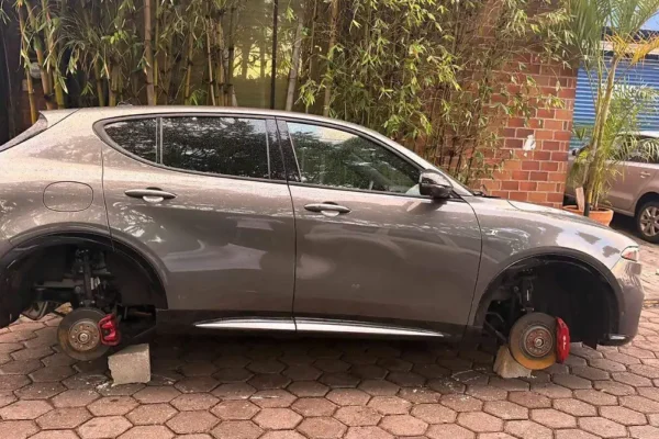 Un Alfa Romeo fue desvalijado mientras permanecía estacionado cerca del Deportivo Quetzalcóatl, previo a la carrera del Día del Padre en San Andrés Cholula. FOTO: Redes sociales.