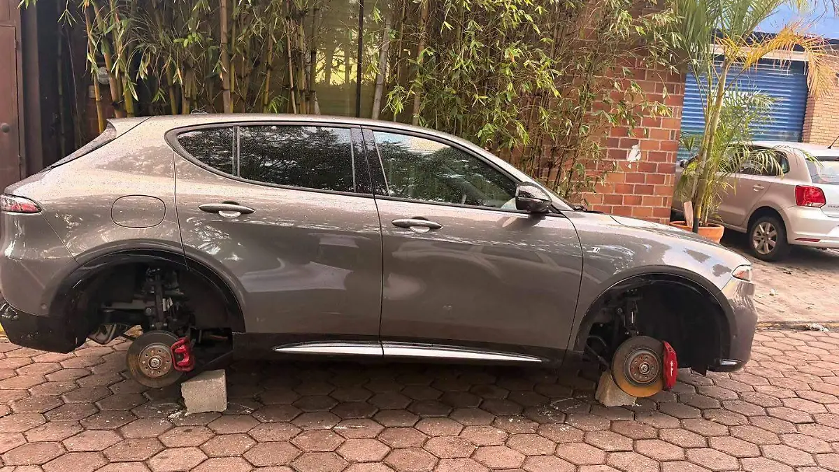 Un Alfa Romeo fue desvalijado mientras permanecía estacionado cerca del Deportivo Quetzalcóatl, previo a la carrera del Día del Padre en San Andrés Cholula. FOTO: Redes sociales.