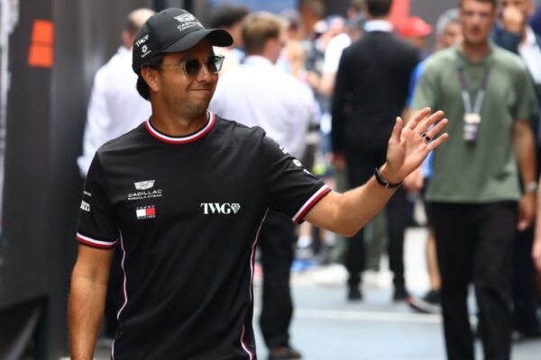 Lo que parecía convertirse en una jornada histórica para Sergio Pérez y Cadillac terminó con el piloto mexicano sin la recompensa que había conseguido en pista. FOTO: Reuters.