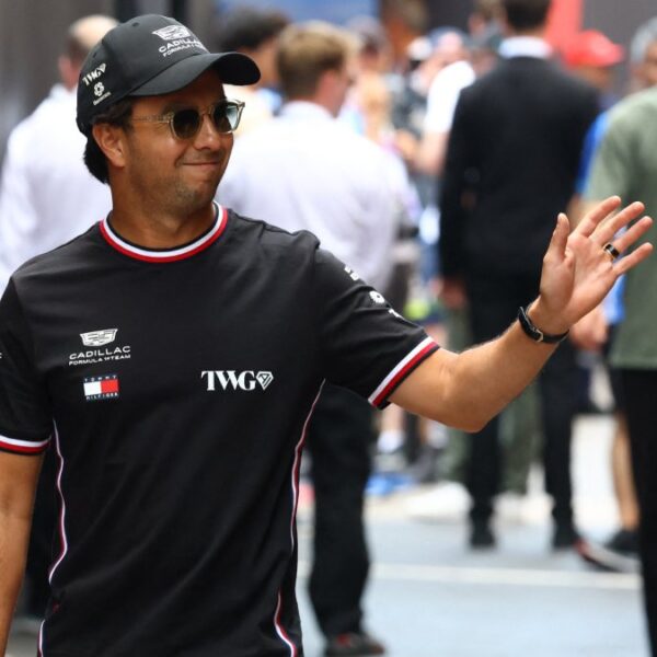 Lo que parecía convertirse en una jornada histórica para Sergio Pérez y Cadillac terminó con el piloto mexicano sin la recompensa que había conseguido en pista. FOTO: Reuters.