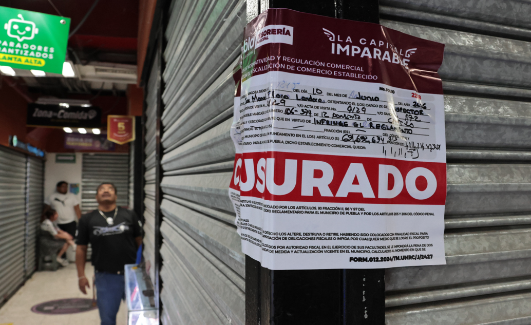 Clausuran locales en la Plaza de la Tecnología por falta de dictámenes oficiales; comerciantes se manifiestan. FOTO: Curul Puebla.